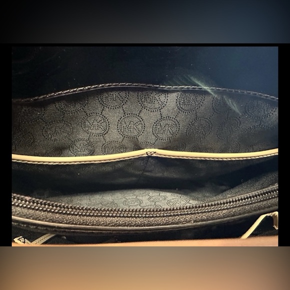 Michael Kors Lg Black Patent Leather Tote With Double Adjustable Beige Handles - Picture 6 of 14